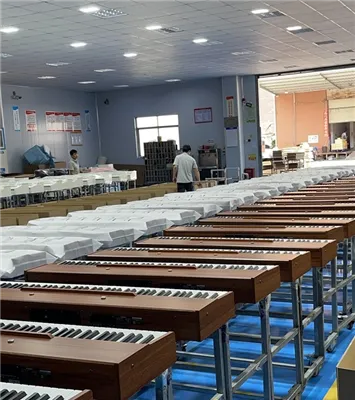 Yon Tonton ap jwe pyano elektrik la pandan l ap vann legim.