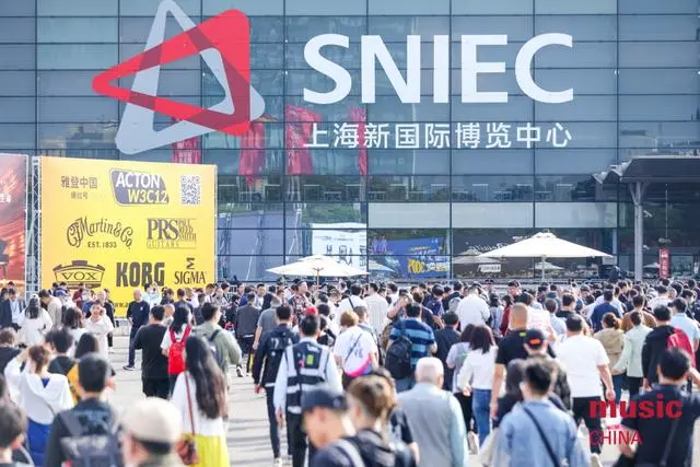 Egzibisyon Enstriman Mizik Entènasyonal Lachin nan louvri, ak yon varyete ens...